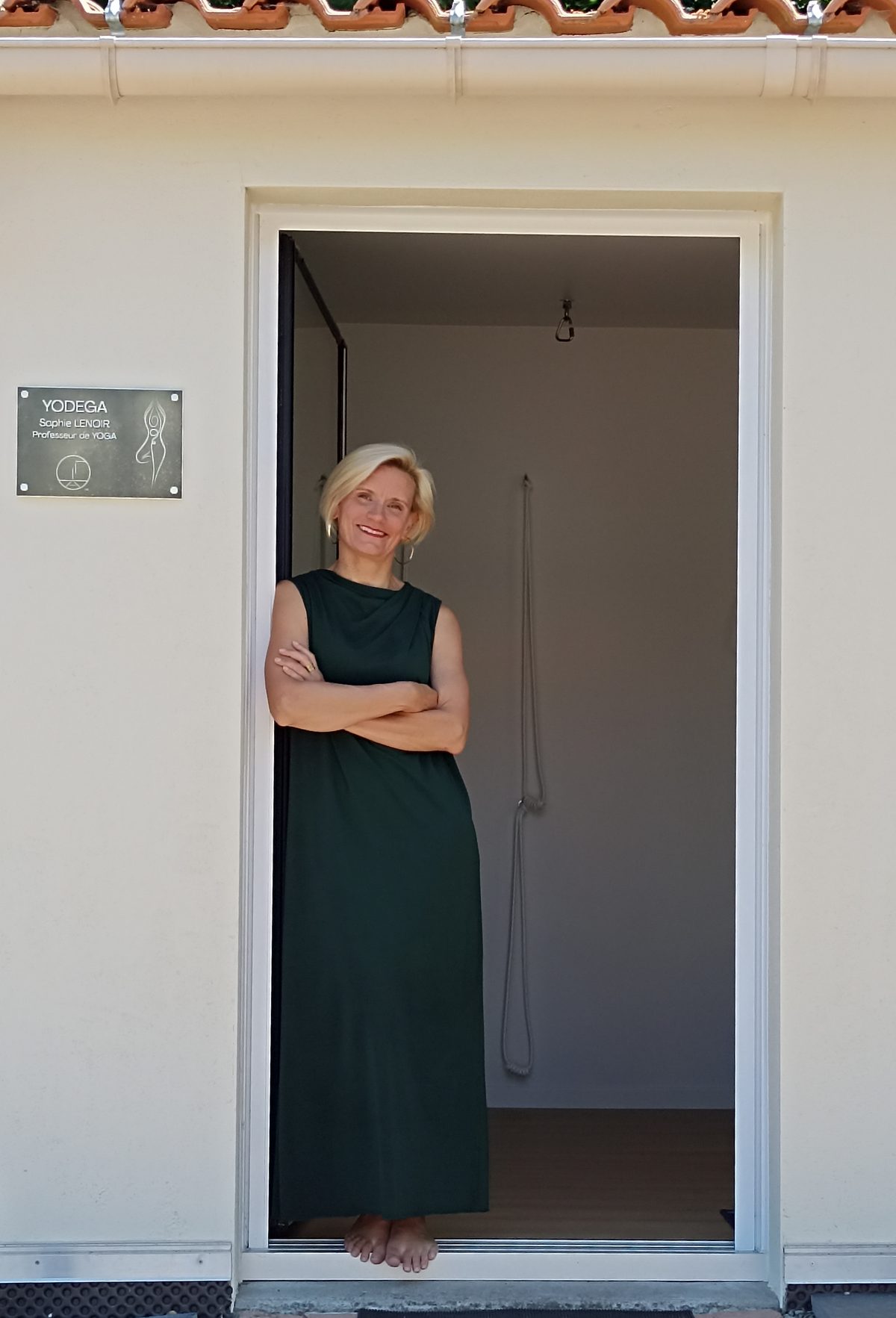 Sophie Lenoir, professeure de yoga, devant la porte du studio Yodéga à Sainte-Pazanne