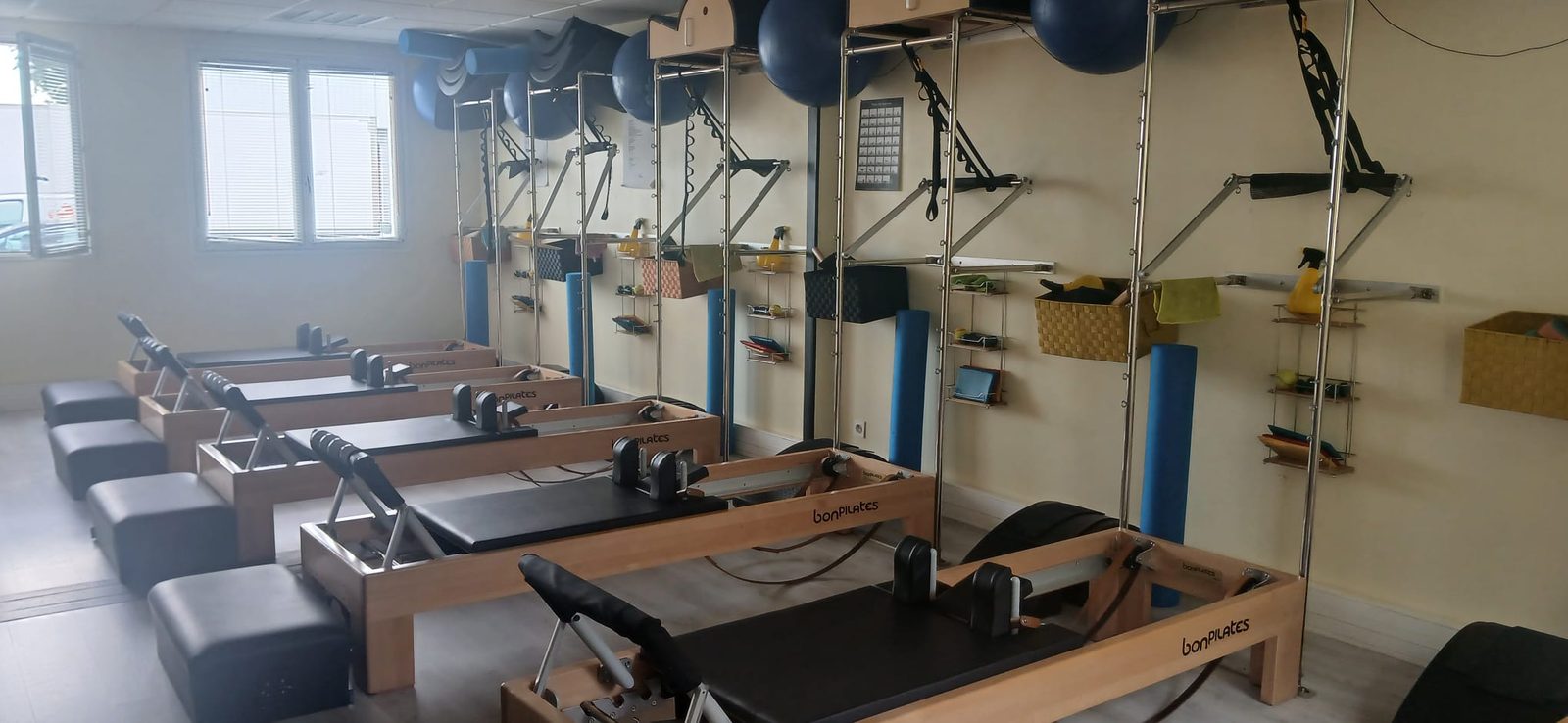 Salle du studio Pilates'n Move à Sainte-Pazanne avec ses tapis colorés